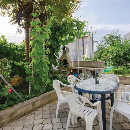 Nice Apartment In Okrug Gornji With Wifi Apartmán