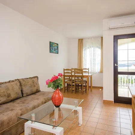 Nice Apartment In Okrug Gornji With Wifi Apartmán *