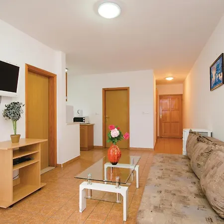 Apartment Gorgeous In Okrug Gornji