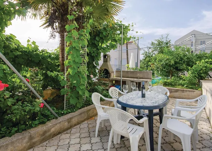 Gorgeous In Okrug Gornji Apartment